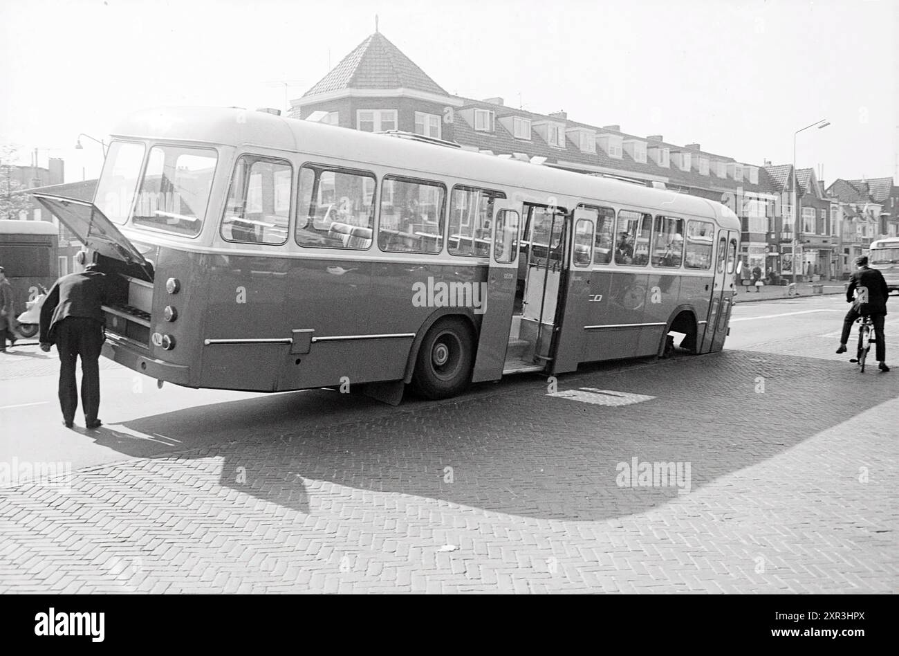 Autobus NACO con assale rotto, Naco, 10-04-1967, Whizgle Dutch News: Immagini storiche su misura per il futuro. Esplora il passato dei Paesi Bassi con prospettive moderne attraverso le immagini delle agenzie olandesi. Colmare gli eventi di ieri con gli approfondimenti di domani. Intraprendi un viaggio senza tempo con storie che plasmano il nostro futuro. Foto Stock