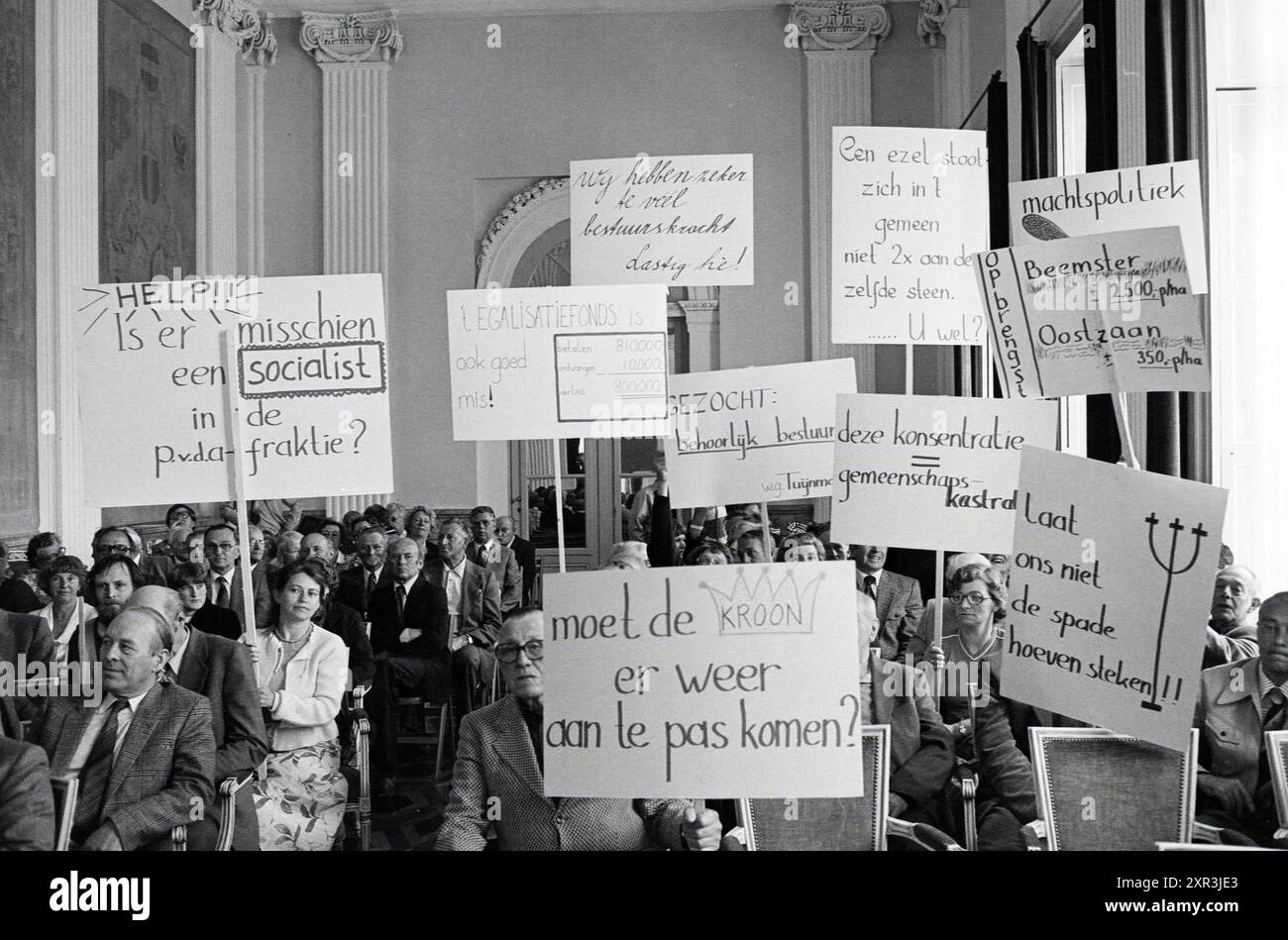 Pubblico con striscioni presso la Casa Provinciale, Public, Haarlem, Paesi Bassi, 12-05-1980, Whizgle Dutch News: immagini storiche su misura per il futuro. Esplora il passato dei Paesi Bassi con prospettive moderne attraverso le immagini delle agenzie olandesi. Colmare gli eventi di ieri con gli approfondimenti di domani. Intraprendi un viaggio senza tempo con storie che plasmano il nostro futuro. Foto Stock