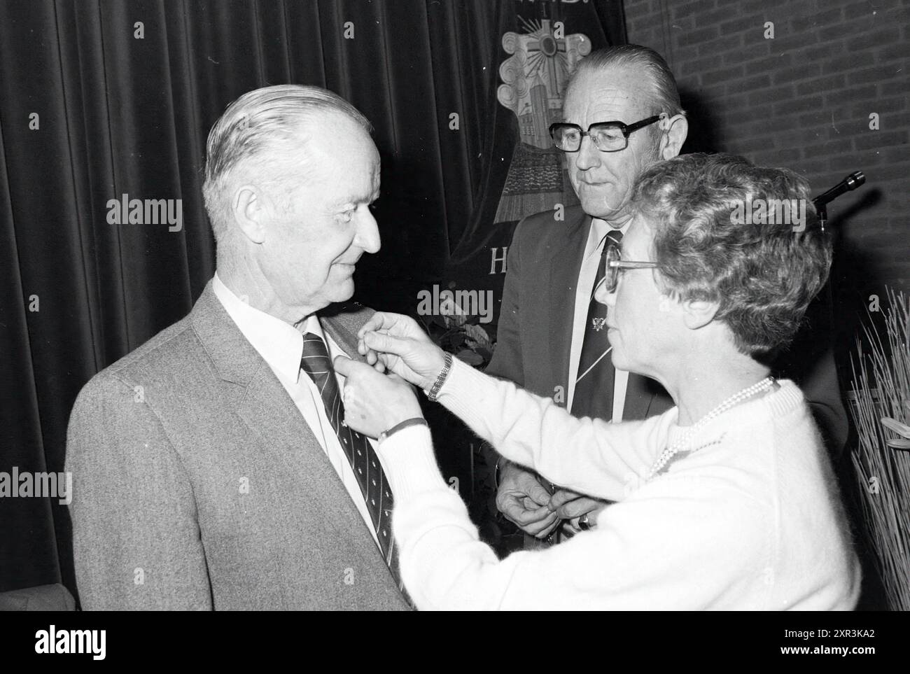 L'uomo riceve un premio, Whizgle Dutch News: Immagini storiche su misura per il futuro. Esplora il passato dei Paesi Bassi con prospettive moderne attraverso le immagini delle agenzie olandesi. Colmare gli eventi di ieri con gli approfondimenti di domani. Intraprendi un viaggio senza tempo con storie che plasmano il nostro futuro. Foto Stock