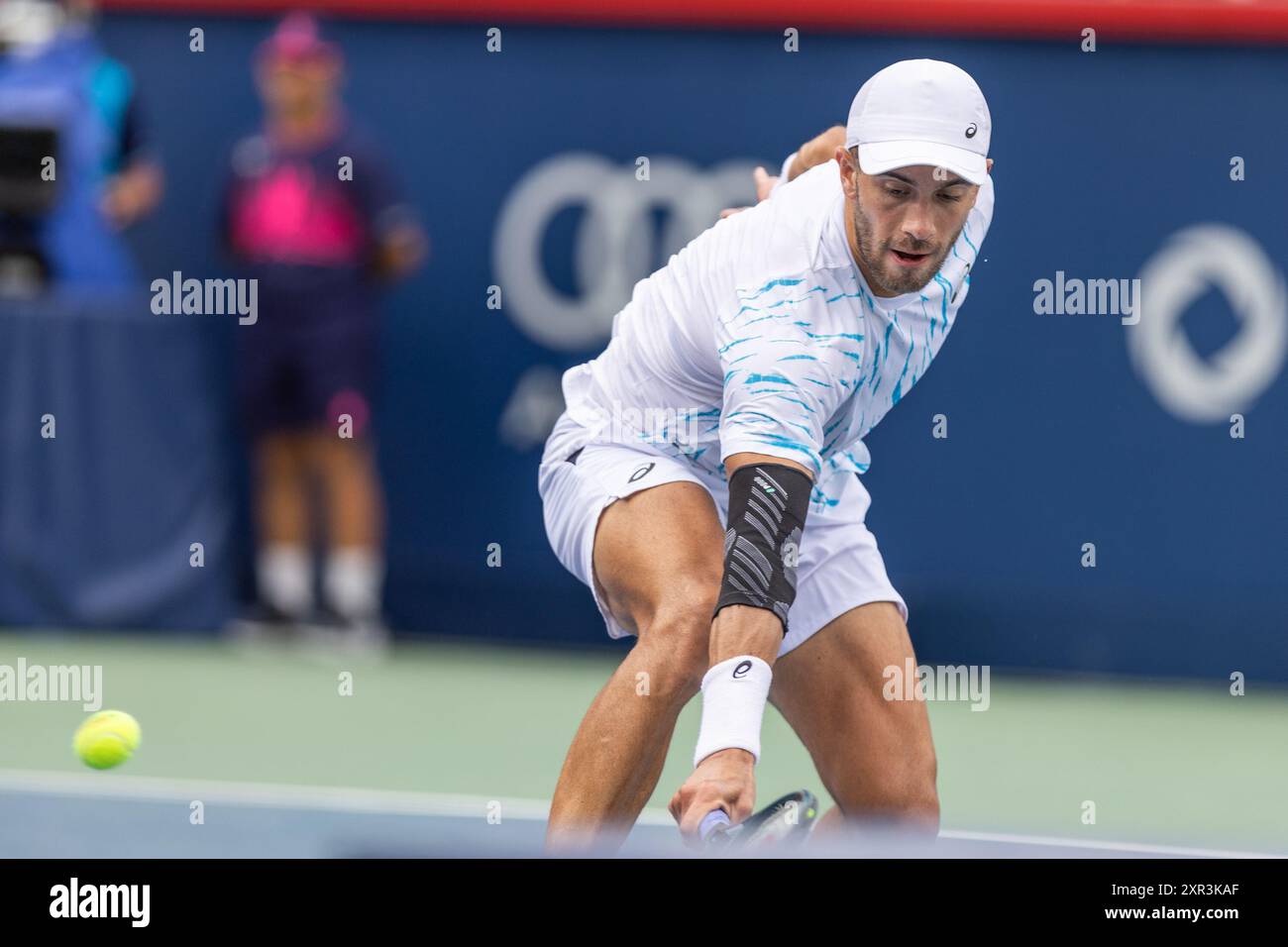 Montreal, Quebec, Canada. 8 agosto 2024. BORNA CORIC dalla Croazia torna palla nel secondo set contro Jannik Sinner dall'Italia nel secondo round del Canadian Open all'IGA Stadium di Montreal, Quebec, Canada (Credit Image: © Yannick Legare/ZUMA Press Wire) SOLO PER USO EDITORIALE! Non per USO commerciale! Foto Stock