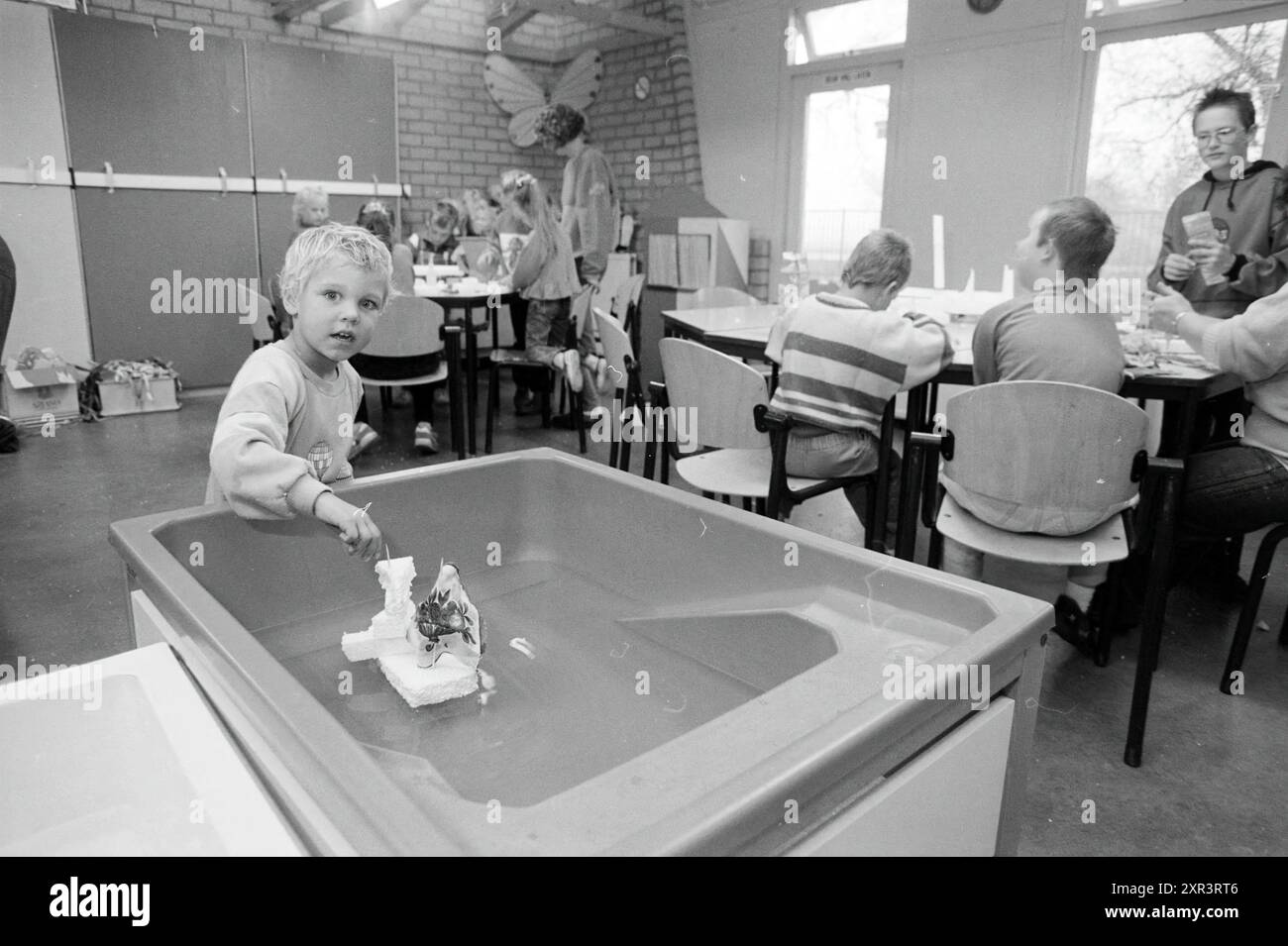 Project de Brulboei IJmuiden, IJmuiden, Paesi Bassi, 16-10-1990, Whizgle Dutch News: Immagini storiche su misura per il futuro. Esplora il passato dei Paesi Bassi con prospettive moderne attraverso le immagini delle agenzie olandesi. Colmare gli eventi di ieri con gli approfondimenti di domani. Intraprendi un viaggio senza tempo con storie che plasmano il nostro futuro. Foto Stock