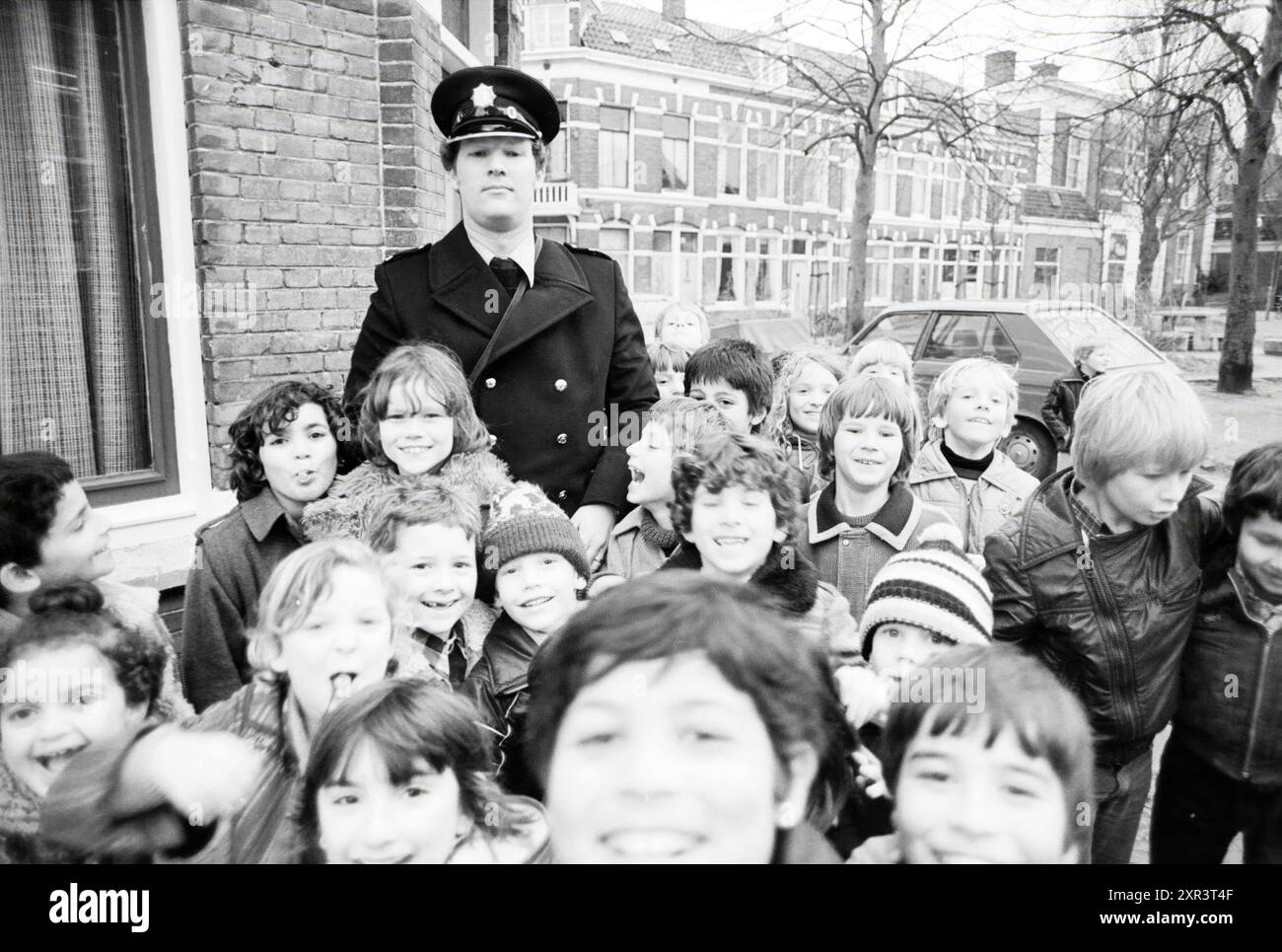 Nuovo ufficiale di polizia locale Leidsebuurt (van Hemert) con i bambini del quartiere, Haarlem, Paesi Bassi, 07-02-1980, Whizgle Dutch News: Immagini storiche su misura per il futuro. Esplora il passato dei Paesi Bassi con prospettive moderne attraverso le immagini delle agenzie olandesi. Colmare gli eventi di ieri con gli approfondimenti di domani. Intraprendi un viaggio senza tempo con storie che plasmano il nostro futuro. Foto Stock