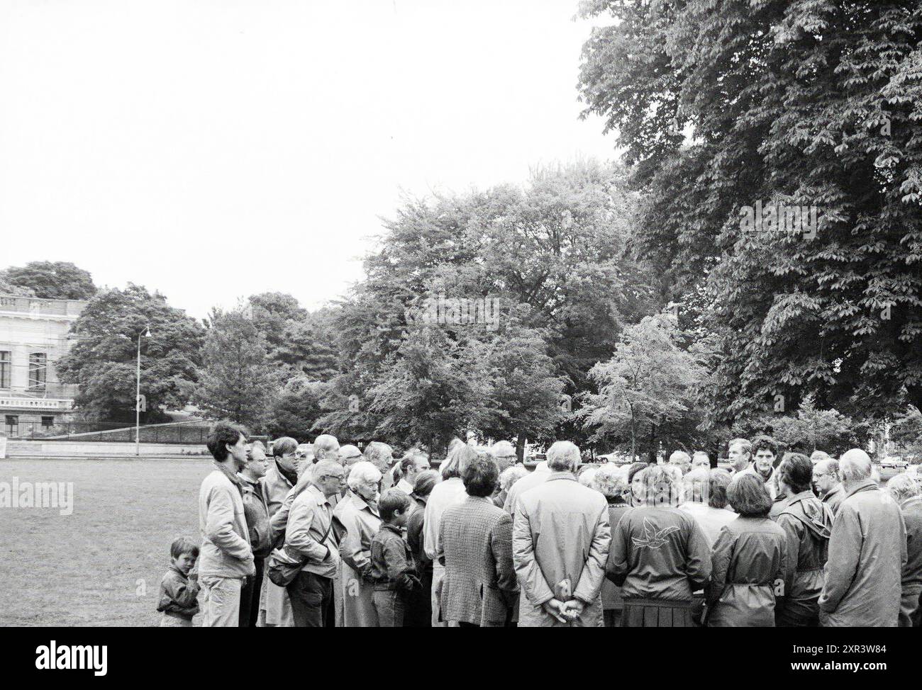 Casa provinciale signore e signori fuori e intorno con un'escursione attraverso Haarlem., Haarlem, Paviljoenslaan, Paesi Bassi, 09-06-1984, Whizgle Dutch News: immagini storiche su misura per il futuro. Esplora il passato dei Paesi Bassi con prospettive moderne attraverso le immagini delle agenzie olandesi. Colmare gli eventi di ieri con gli approfondimenti di domani. Intraprendi un viaggio senza tempo con storie che plasmano il nostro futuro. Foto Stock