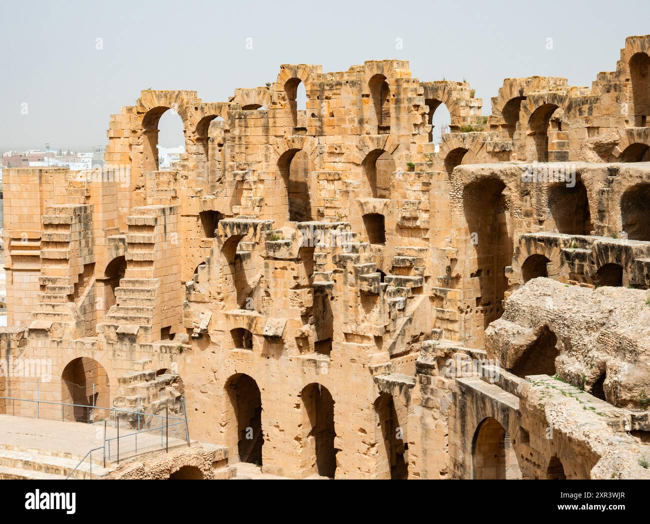 Le imponenti rovine del più grande colosseo del Nord Africa, l'enorme anfiteatro romano nel piccolo villaggio di El Jem, Tunisia Foto Stock