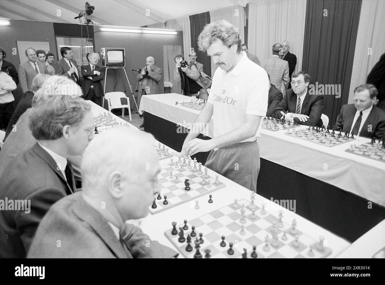 Tentativo record di scacchi simultanei Hans Böhm, torneo di scacchi Blast Furnace, Wijk aan Zee, 09-01-1988, Whizgle Dutch News: Immagini storiche su misura per il futuro. Esplora il passato dei Paesi Bassi con prospettive moderne attraverso le immagini delle agenzie olandesi. Colmare gli eventi di ieri con gli approfondimenti di domani. Intraprendi un viaggio senza tempo con storie che plasmano il nostro futuro. Foto Stock