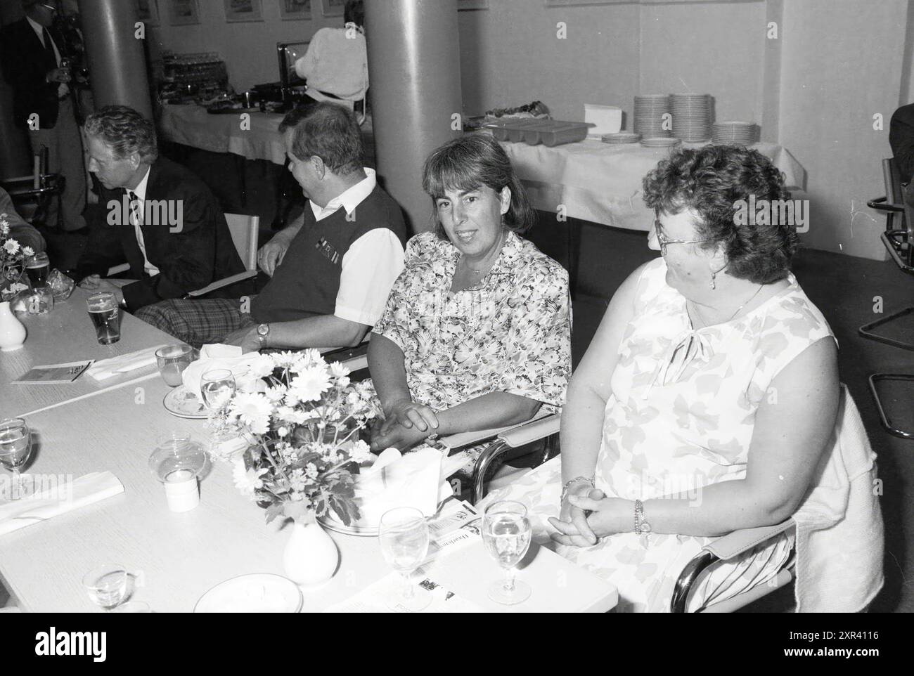 Celebrazione di 40 anni di fatturato del personale. HD., Haarlems Dagblad, ecc. e IJmuider Courant and Koeri, 13-06-1987, Whizgle Dutch News: Immagini storiche su misura per il futuro. Esplora il passato dei Paesi Bassi con prospettive moderne attraverso le immagini delle agenzie olandesi. Colmare gli eventi di ieri con gli approfondimenti di domani. Intraprendi un viaggio senza tempo con storie che plasmano il nostro futuro. Foto Stock