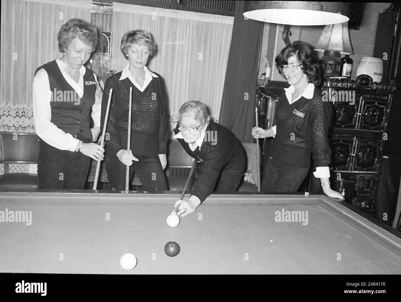 Billiard Club Suisse, Four Ladies, 16-11-1979, Whizgle Dutch News: Immagini storiche su misura per il futuro. Esplora il passato dei Paesi Bassi con prospettive moderne attraverso le immagini delle agenzie olandesi. Colmare gli eventi di ieri con gli approfondimenti di domani. Intraprendi un viaggio senza tempo con storie che plasmano il nostro futuro. Foto Stock