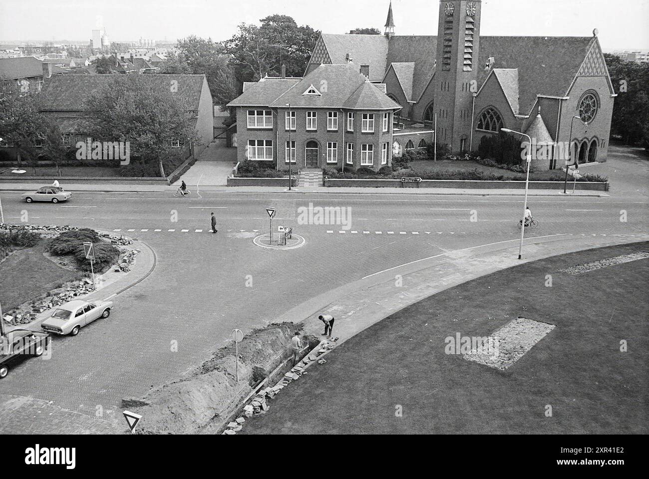 Incrocio Hoofdstraat - Van den Endelaan, Hillegom, strade, costruzione di strade, semina di strade, Hillegom, Hoofdstraat, 01-06-1972, Whizgle Dutch News: immagini storiche su misura per il futuro. Esplora il passato dei Paesi Bassi con prospettive moderne attraverso le immagini delle agenzie olandesi. Colmare gli eventi di ieri con gli approfondimenti di domani. Intraprendi un viaggio senza tempo con storie che plasmano il nostro futuro. Foto Stock