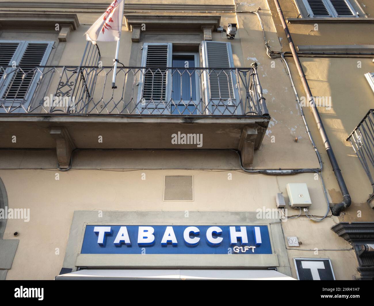 Questa fotografia mostra un tabacchi a Firenze, Italia. La vetrina e il cartello sono esposti in modo prominente, indicando il luogo in cui si trova Foto Stock
