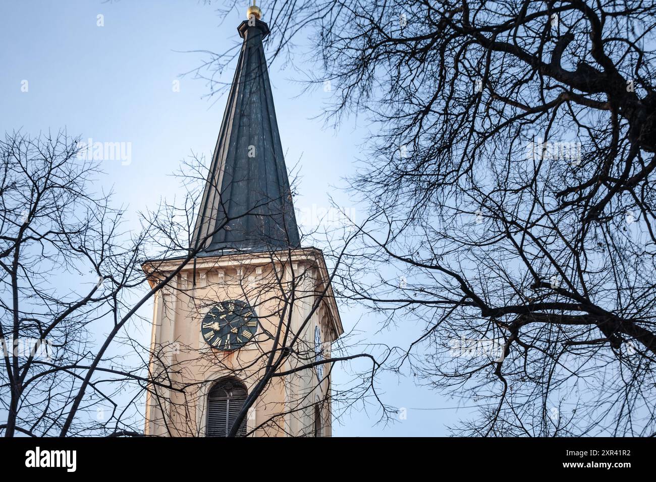 Foto della chiesa cattolica di Pancevo al crepuscolo. Crkva Svetog Karla Boromejskog è una chiesa situata a Pančevo, in Serbia. È dedicato a San Cha Foto Stock