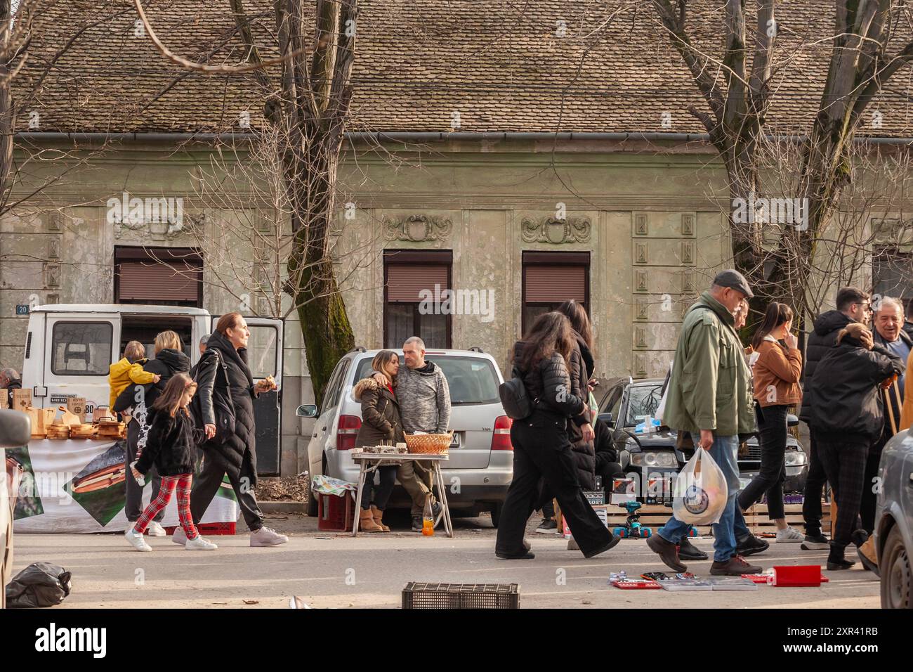 Persone che camminano attraverso il mercato di Slaninijada a Kacarevo, Serbia. Il mercato è un vivace evento culturale noto soprattutto per la sua esposizione di cibi locali Foto Stock