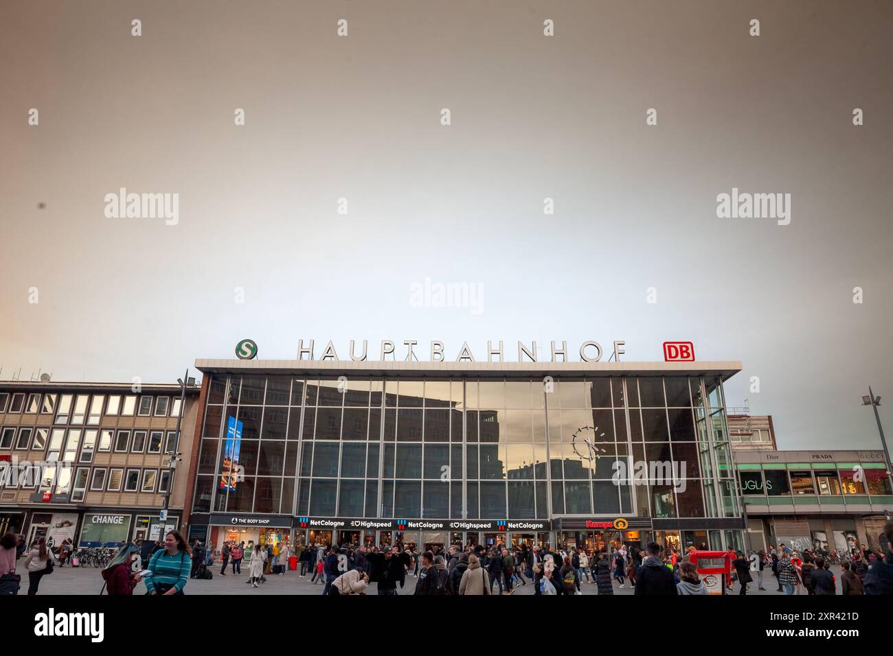 Foto dell'ingresso principale di Koln Hbf con gente che scorre a Colonia, in Germania. Köln Hauptbahnhof o stazione centrale di Colonia è una stazione ferroviaria di Co Foto Stock