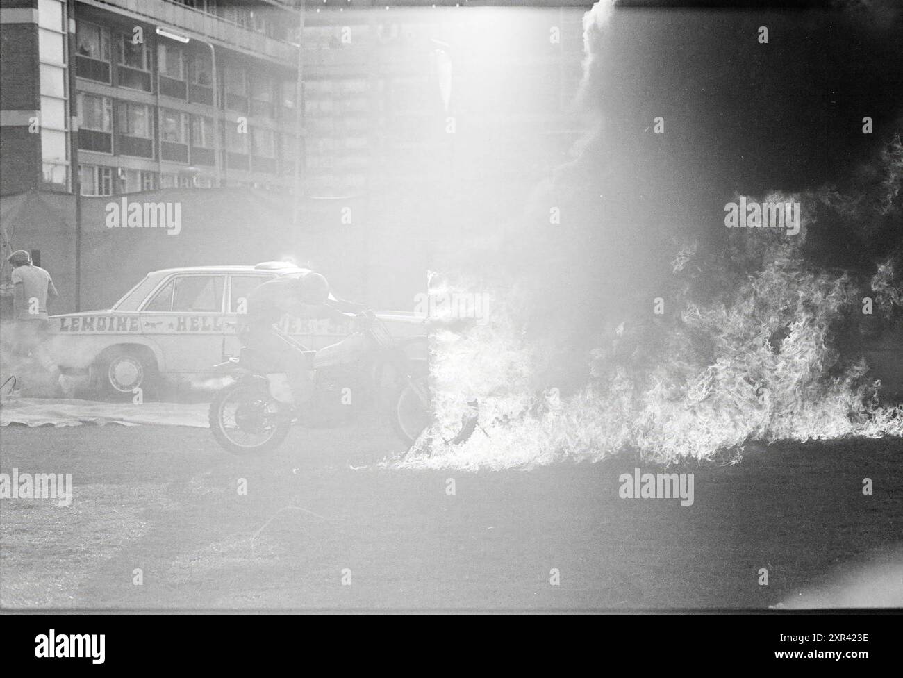 Hell Drivers IJmuiden, Moto, gara motociclistica, Performance, IJmuiden, The Netherlands, 17-07-1981, Whizgle Dutch News: immagini storiche su misura per il futuro. Esplora il passato dei Paesi Bassi con prospettive moderne attraverso le immagini delle agenzie olandesi. Colmare gli eventi di ieri con gli approfondimenti di domani. Intraprendi un viaggio senza tempo con storie che plasmano il nostro futuro. Foto Stock