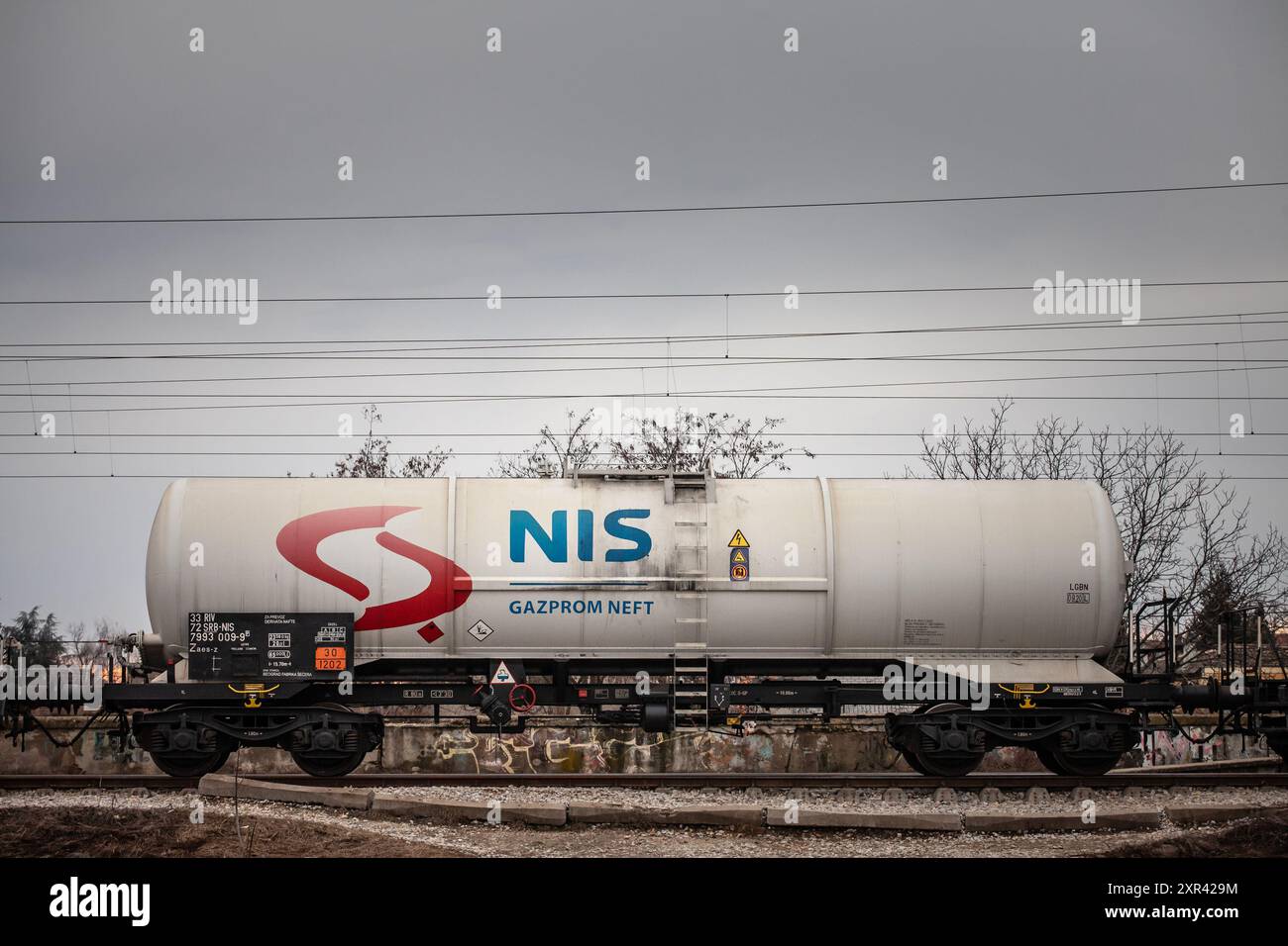 Immagine del NIS srbija su un carro armato a pancevo. Naftna Industrija Srbije è una multinazionale serba di petrolio e gas con sede a NI Foto Stock