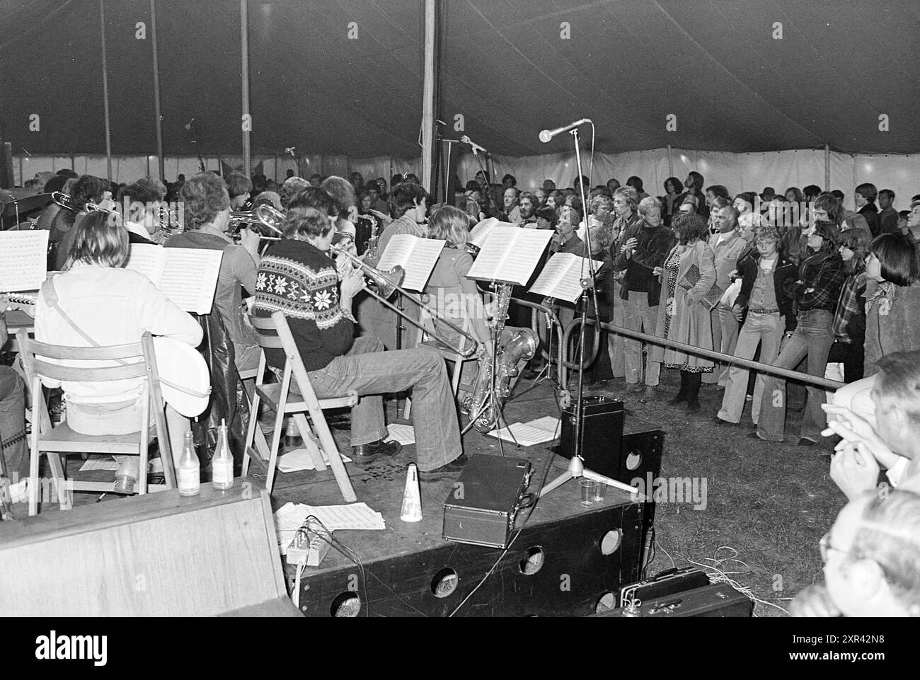 Big band in tenda, musica, 05-06-1977, Whizgle Dutch News: Immagini storiche su misura per il futuro. Esplora il passato dei Paesi Bassi con prospettive moderne attraverso le immagini delle agenzie olandesi. Colmare gli eventi di ieri con gli approfondimenti di domani. Intraprendi un viaggio senza tempo con storie che plasmano il nostro futuro. Foto Stock