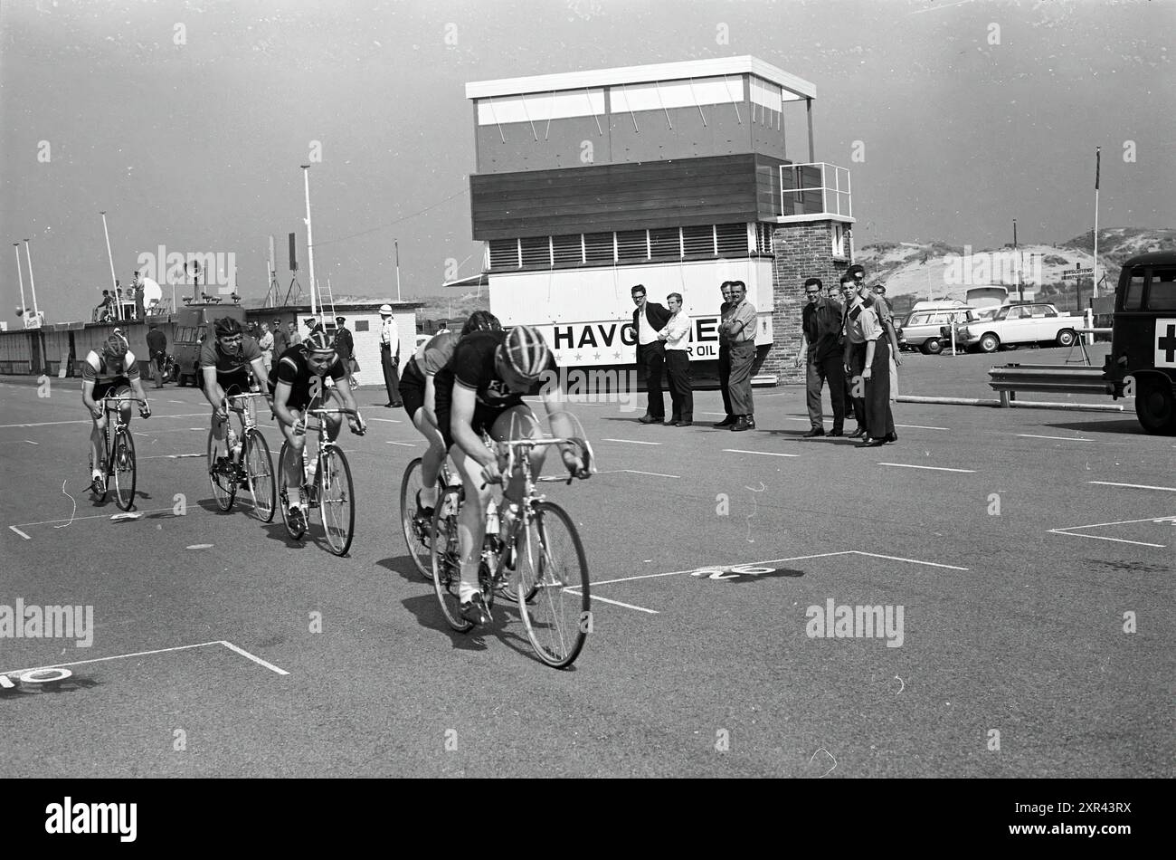 Vincitore del campionato olandese su strada Zandvoort Jan van der Meer, Cycling, 27-08-1964, Whizgle Dutch News: Immagini storiche su misura per il futuro. Esplora il passato dei Paesi Bassi con prospettive moderne attraverso le immagini delle agenzie olandesi. Colmare gli eventi di ieri con gli approfondimenti di domani. Intraprendi un viaggio senza tempo con storie che plasmano il nostro futuro. Foto Stock