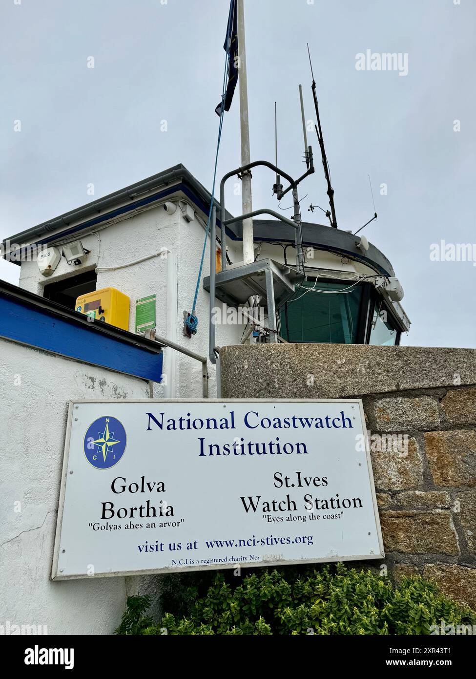 Cartello informativo per la stazione di guardia di St Ives a Lamp Rock con pareti in granito eretto nel 1860 contro una possibile invasione francese da parte di Napoleone. Foto Stock