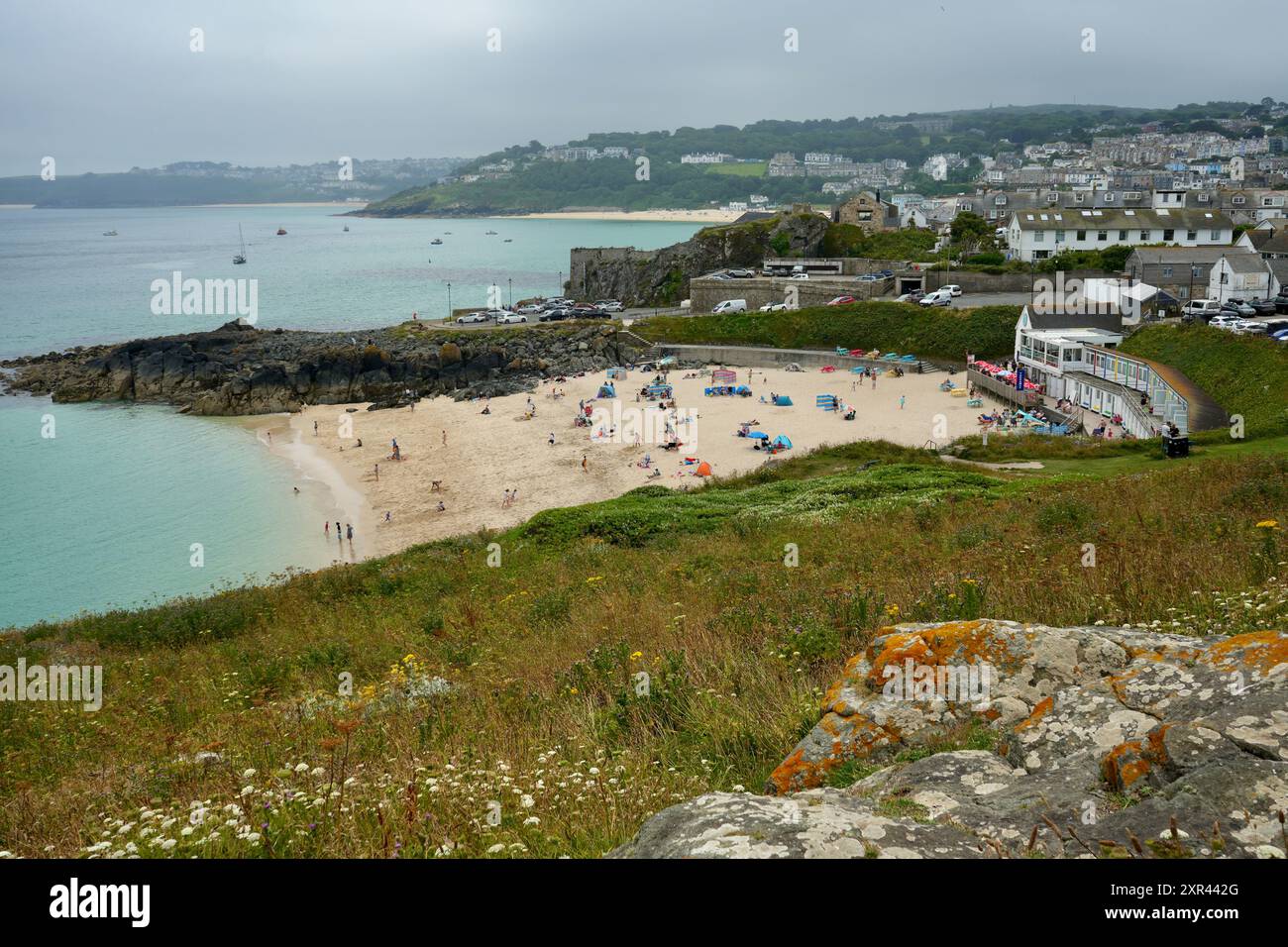 Vista di Porthgwidden Beach da St Ives Head. Foto Stock