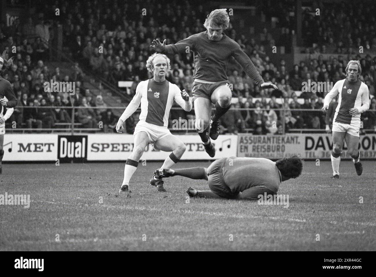 Football Ajax - Telstar 2-1, Amsterdam, Paesi Bassi, 04-01-1976, Whizgle Dutch News: Immagini storiche su misura per il futuro. Esplora il passato dei Paesi Bassi con prospettive moderne attraverso le immagini delle agenzie olandesi. Colmare gli eventi di ieri con gli approfondimenti di domani. Intraprendi un viaggio senza tempo con storie che plasmano il nostro futuro. Foto Stock