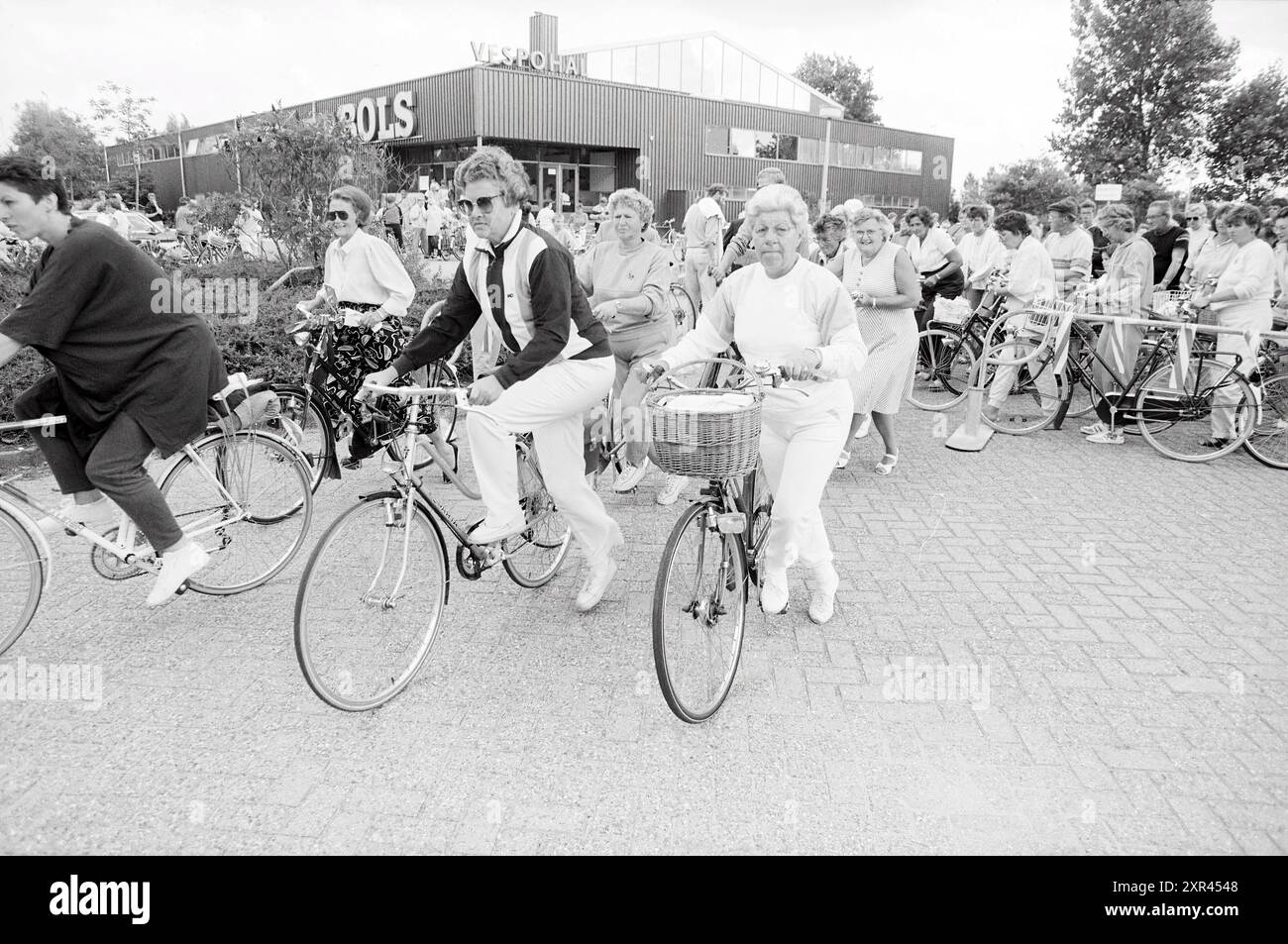 Inizia la serata pedalando 4 giorni, ciclismo, piste ciclabili, ciclisti, 15-08-1986, Whizgle Dutch News: immagini storiche su misura per il futuro. Esplora il passato dei Paesi Bassi con prospettive moderne attraverso le immagini delle agenzie olandesi. Colmare gli eventi di ieri con gli approfondimenti di domani. Intraprendi un viaggio senza tempo con storie che plasmano il nostro futuro. Foto Stock