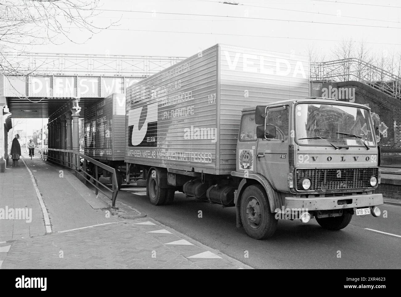 Camion Velds bloccato sotto il ponte ferroviario, Haarlem, Zijlweg, Paesi Bassi, 00-04-1981, Whizgle Dutch News: immagini storiche su misura per il futuro. Esplora il passato dei Paesi Bassi con prospettive moderne attraverso le immagini delle agenzie olandesi. Colmare gli eventi di ieri con gli approfondimenti di domani. Intraprendi un viaggio senza tempo con storie che plasmano il nostro futuro. Foto Stock