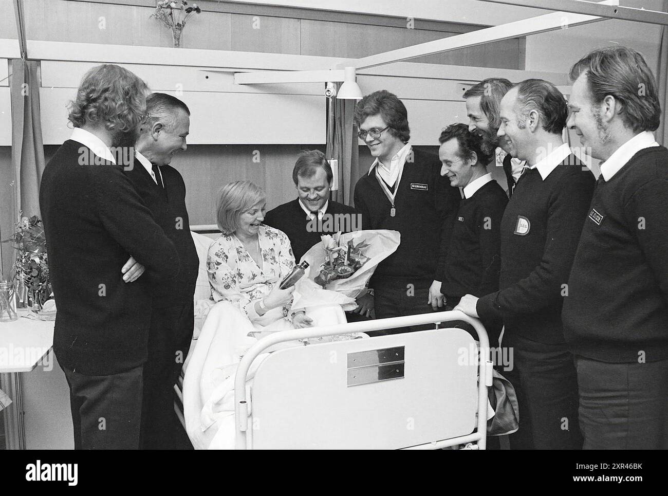 Uomini (squadra sportiva?) Al capezzale di una donna che ha recentemente dato alla luce un bambino, 00-00-1977, Whizgle Dutch News: Immagini storiche su misura per il futuro. Esplora il passato dei Paesi Bassi con prospettive moderne attraverso le immagini delle agenzie olandesi. Colmare gli eventi di ieri con gli approfondimenti di domani. Intraprendi un viaggio senza tempo con storie che plasmano il nostro futuro. Foto Stock