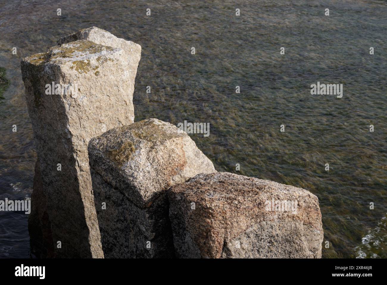 Antichi pontili in pietra beige in mare Foto Stock