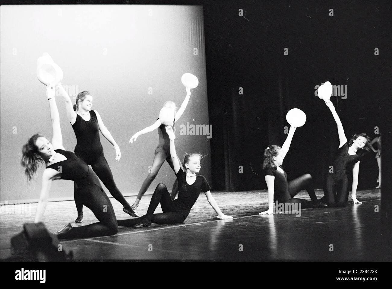 Gruppo di danza giovanile, Whizgle Dutch News: Immagini storiche su misura per il futuro. Esplora il passato dei Paesi Bassi con prospettive moderne attraverso le immagini delle agenzie olandesi. Colmare gli eventi di ieri con gli approfondimenti di domani. Intraprendi un viaggio senza tempo con storie che plasmano il nostro futuro. Foto Stock Gruppo di danza giovanile, Whizgle Dutch News: Immagini storiche su misura per il futuro. Esplora il passato dei Paesi Bassi con prospettive moderne attraverso le immagini delle agenzie olandesi. Colmare gli eventi di ieri con gli approfondimenti di domani. Intraprendi un viaggio senza tempo con storie che plasmano il nostro futuro. Foto Stock