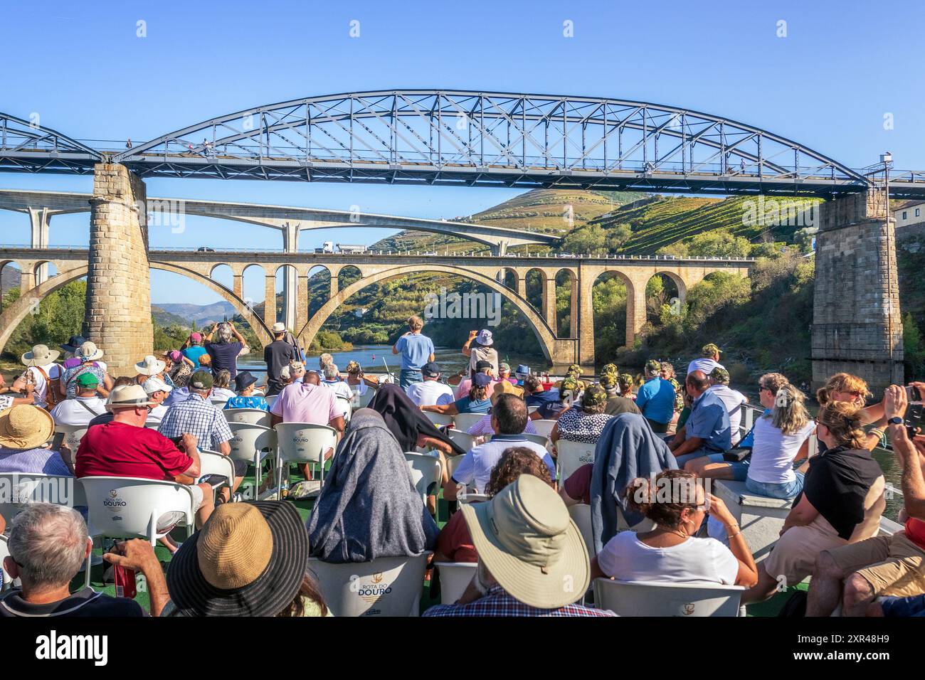 Peso da Régua, Portogallo - 5 ottobre 2023: Vista dal ponte superiore di una nave da crociera sul fiume Douro con i passeggeri. Foto Stock
