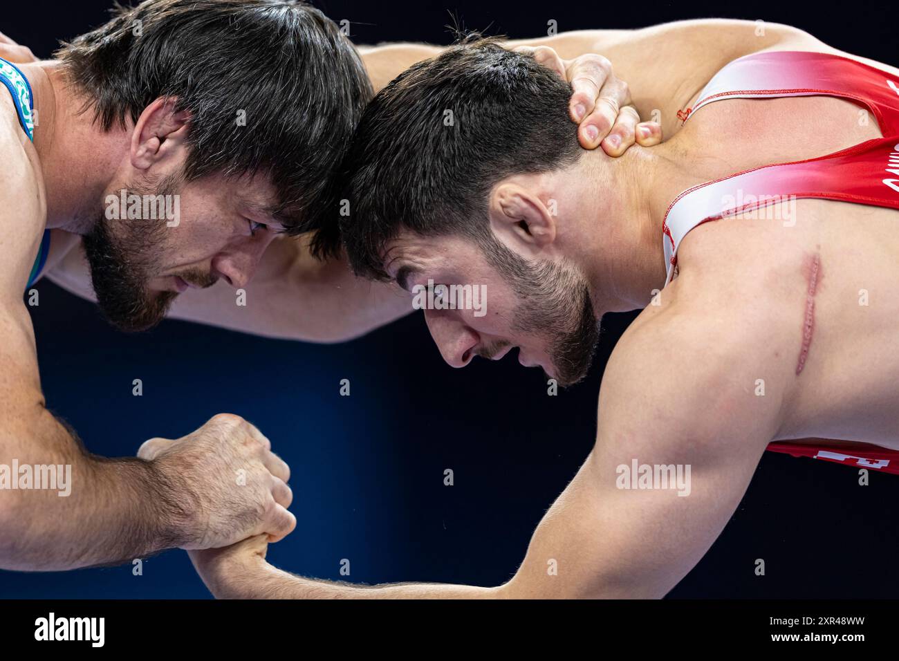 Parigi, Francia. 8 agosto 2024. Olimpiadi, le prime qualificazioni al wrestling maschile alla Champ de Mars Arena. Gamkrelidze contro Shapiev. © ABEL F. ROS credito: ABEL F. ROS/Alamy Live News Foto Stock