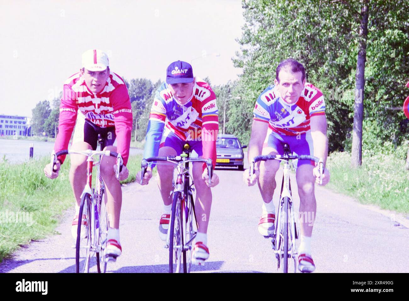Tre membri della famiglia Vogel ciclisti con biciclette, Haarlem, Noord Schalkwijkerweg, Paesi Bassi, 30-05-1995, Whizgle Dutch News: immagini storiche su misura per il futuro. Esplora il passato dei Paesi Bassi con prospettive moderne attraverso le immagini delle agenzie olandesi. Colmare gli eventi di ieri con gli approfondimenti di domani. Intraprendi un viaggio senza tempo con storie che plasmano il nostro futuro. Foto Stock