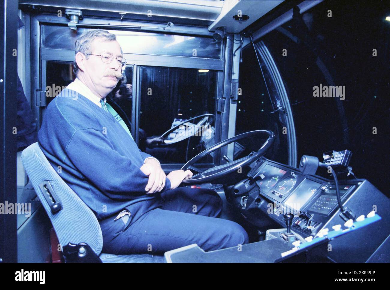 Autista ultimo autobus IJmuiden, IJmuiden, Paesi Bassi, 27-01-2000, Whizgle Dutch News: Immagini storiche su misura per il futuro. Esplora il passato dei Paesi Bassi con prospettive moderne attraverso le immagini delle agenzie olandesi. Colmare gli eventi di ieri con gli approfondimenti di domani. Intraprendi un viaggio senza tempo con storie che plasmano il nostro futuro. Foto Stock