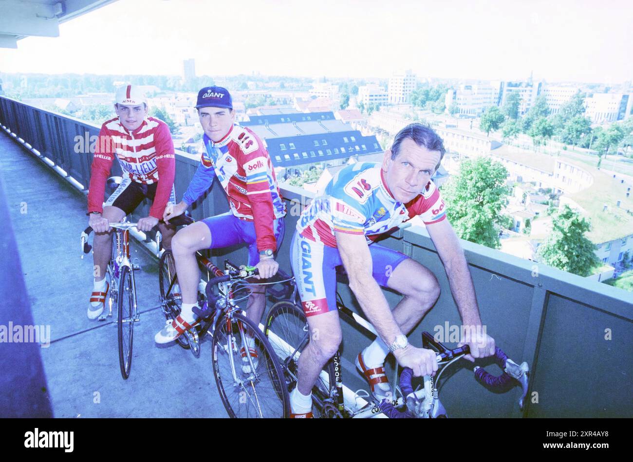 Tre membri della famiglia Vogel ciclisti con biciclette in un appartamento, Haarlem, Paesi Bassi, 30-05-1995, Whizgle Dutch News: Immagini storiche su misura per il futuro. Esplora il passato dei Paesi Bassi con prospettive moderne attraverso le immagini delle agenzie olandesi. Colmare gli eventi di ieri con gli approfondimenti di domani. Intraprendi un viaggio senza tempo con storie che plasmano il nostro futuro. Foto Stock