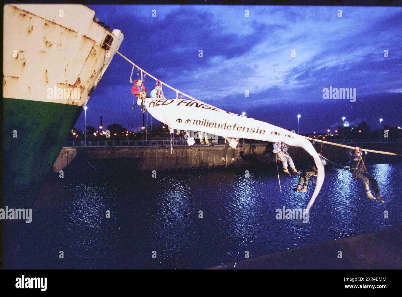 Ricorso contro le foreste primordiali, Milieudefensie, IJmuiden, IJmuiden, Paesi Bassi, 14-04-1997, Whizgle Dutch News: immagini storiche su misura per il futuro. Esplora il passato dei Paesi Bassi con prospettive moderne attraverso le immagini delle agenzie olandesi. Colmare gli eventi di ieri con gli approfondimenti di domani. Intraprendi un viaggio senza tempo con storie che plasmano il nostro futuro. Foto Stock