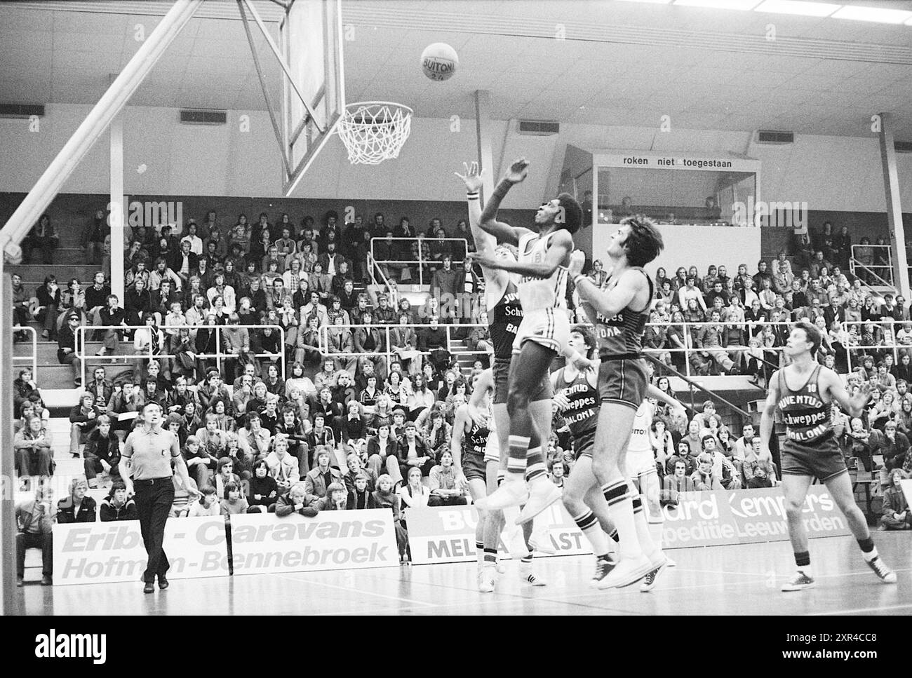Basket, Whizgle Dutch News: Immagini storiche su misura per il futuro. Esplora il passato dei Paesi Bassi con prospettive moderne attraverso le immagini delle agenzie olandesi. Colmare gli eventi di ieri con gli approfondimenti di domani. Intraprendi un viaggio senza tempo con storie che plasmano il nostro futuro. Foto Stock