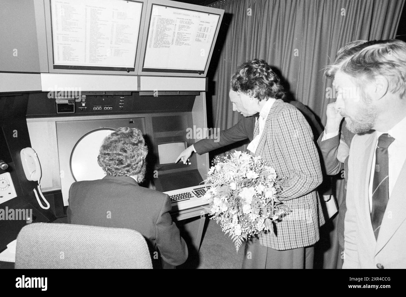 Messa in servizio ufficiale del Semaphore IJmuiden da parte del ministro Smit Kroes, trasporti, lavori pubblici e gestione delle acque, messa in servizio, IJmuiden, Paesi Bassi, 14-12-1983, Whizgle Dutch News: immagini storiche su misura per il futuro. Esplora il passato dei Paesi Bassi con prospettive moderne attraverso le immagini delle agenzie olandesi. Colmare gli eventi di ieri con gli approfondimenti di domani. Intraprendi un viaggio senza tempo con storie che plasmano il nostro futuro. Foto Stock