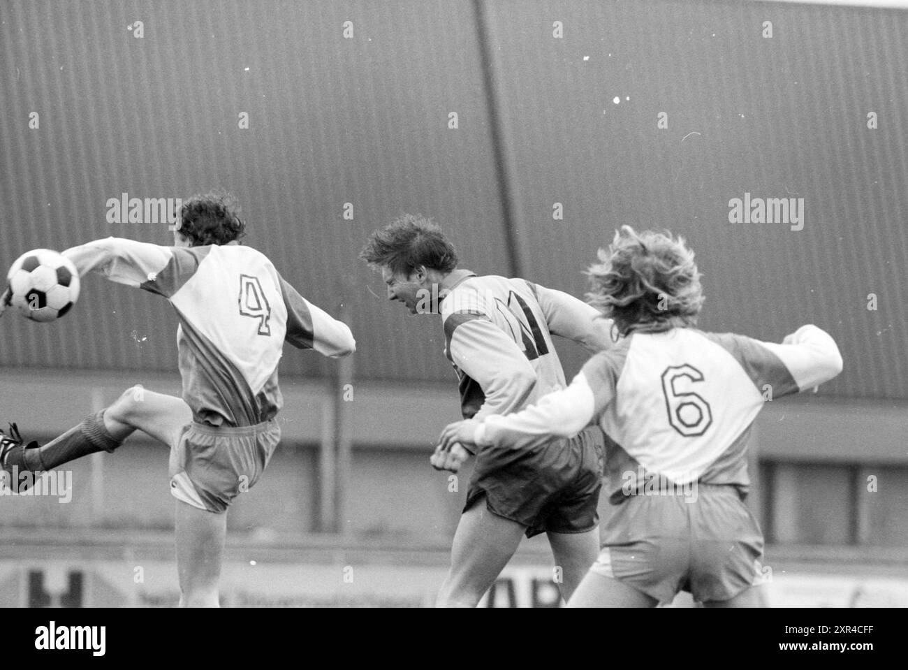 Football Match Hoes - Cafe de Hallen, 19-04-1987, Whizgle Dutch News: Immagini storiche su misura per il futuro. Esplora il passato dei Paesi Bassi con prospettive moderne attraverso le immagini delle agenzie olandesi. Colmare gli eventi di ieri con gli approfondimenti di domani. Intraprendi un viaggio senza tempo con storie che plasmano il nostro futuro. Foto Stock