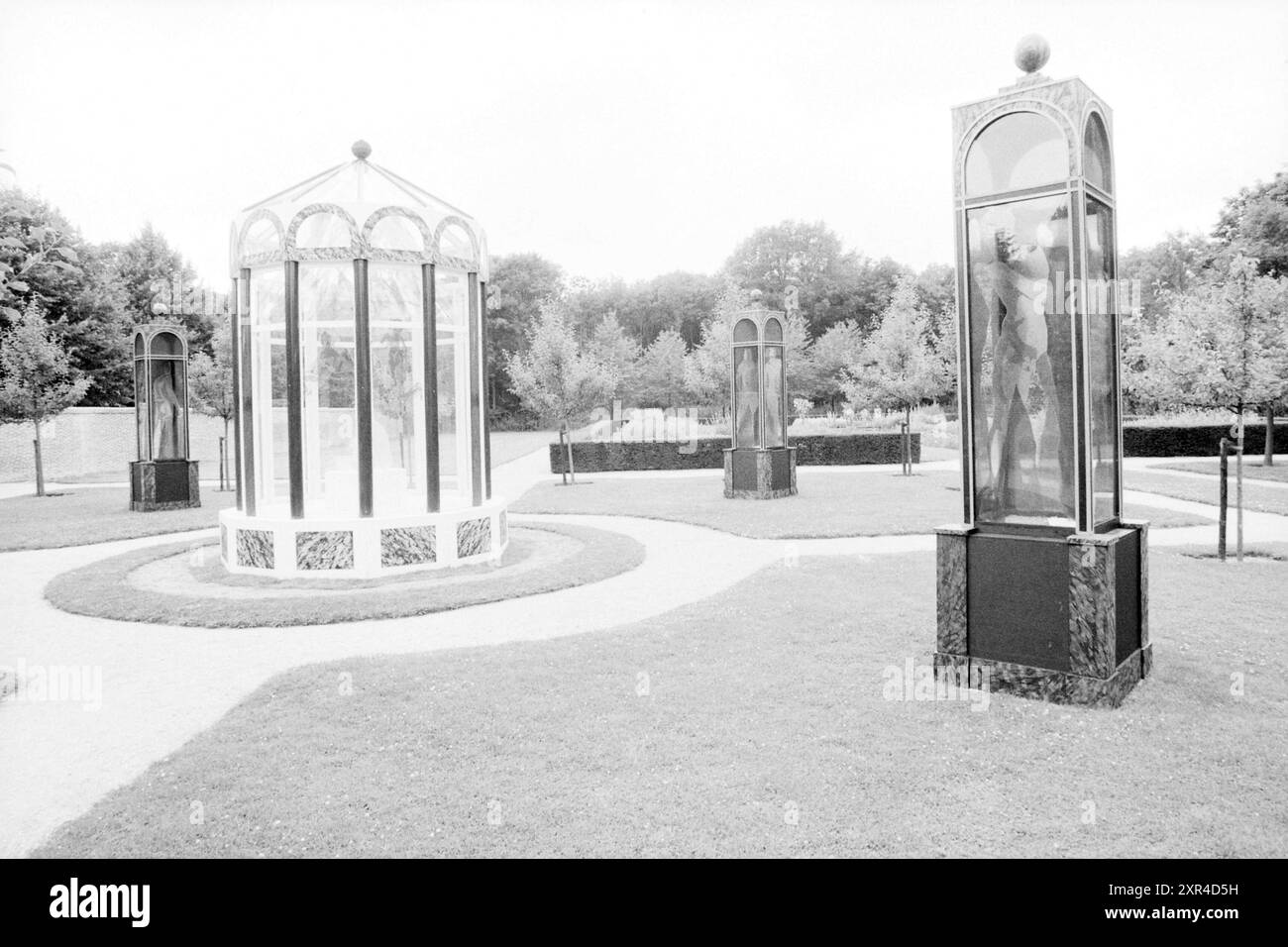 Opere d'arte nel giardino Beeckestijn, Velsen-Zuid, 12-07-1989, Whizgle Dutch News: Immagini storiche su misura per il futuro. Esplora il passato dei Paesi Bassi con prospettive moderne attraverso le immagini delle agenzie olandesi. Colmare gli eventi di ieri con gli approfondimenti di domani. Intraprendi un viaggio senza tempo con storie che plasmano il nostro futuro. Foto Stock