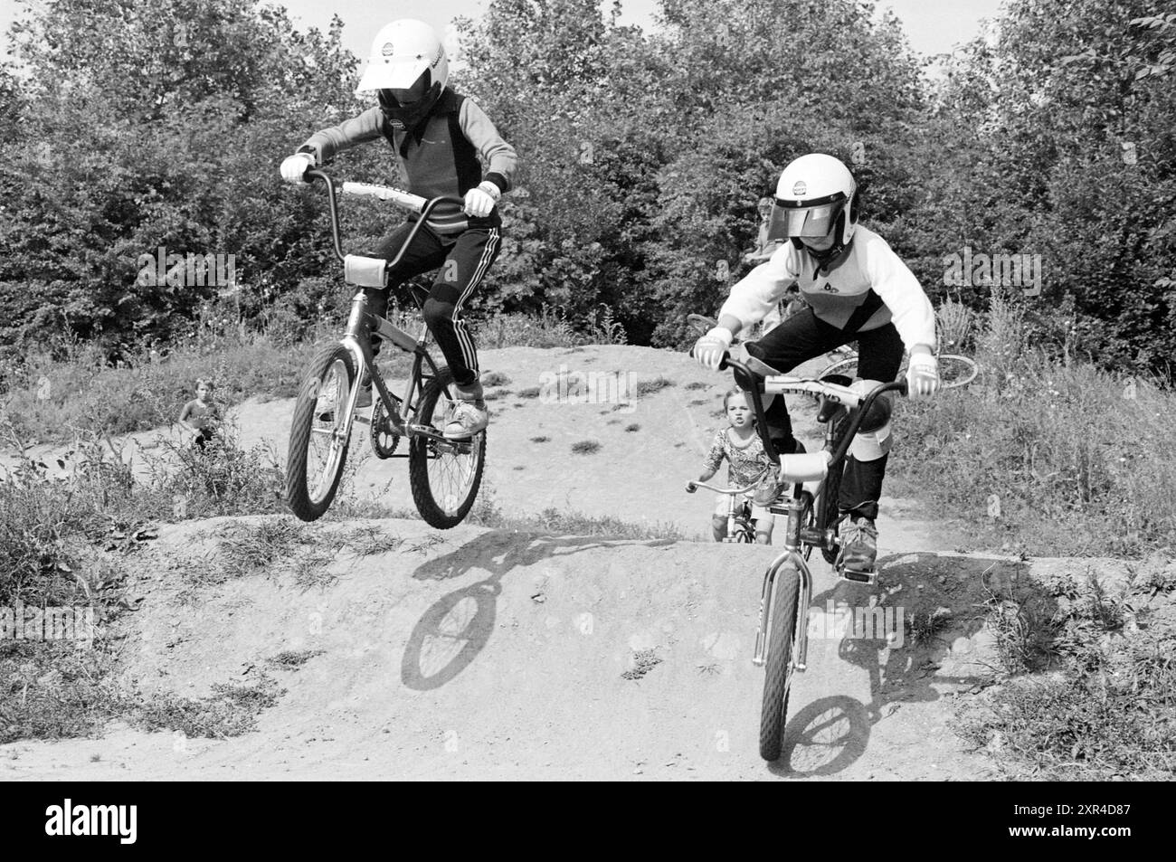 2 ragazzi su cross bike, cross, 28-07-1982, Whizgle Dutch News: Immagini storiche su misura per il futuro. Esplora il passato dei Paesi Bassi con prospettive moderne attraverso le immagini delle agenzie olandesi. Colmare gli eventi di ieri con gli approfondimenti di domani. Intraprendi un viaggio senza tempo con storie che plasmano il nostro futuro. Foto Stock