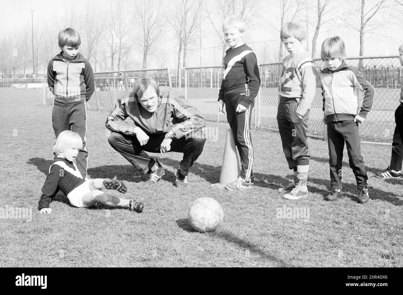 Giocatori di calcio professionisti che allenano la nostra Gazelle Youth, Football, 16-03-1983, Whizgle Dutch News: Immagini storiche su misura per il futuro. Esplora il passato dei Paesi Bassi con prospettive moderne attraverso le immagini delle agenzie olandesi. Colmare gli eventi di ieri con gli approfondimenti di domani. Intraprendi un viaggio senza tempo con storie che plasmano il nostro futuro. Foto Stock