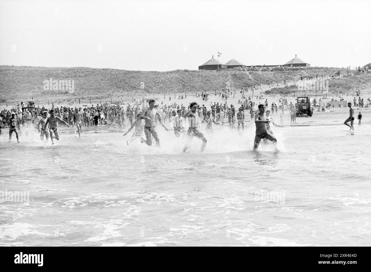 Ultimo weekend di sole spiaggia Bloemendaal, Spiaggia e spiagge, Bloemendaal, 10-08-1986, Whizgle Dutch News: Immagini storiche su misura per il futuro. Esplora il passato dei Paesi Bassi con prospettive moderne attraverso le immagini delle agenzie olandesi. Colmare gli eventi di ieri con gli approfondimenti di domani. Intraprendi un viaggio senza tempo con storie che plasmano il nostro futuro. Foto Stock