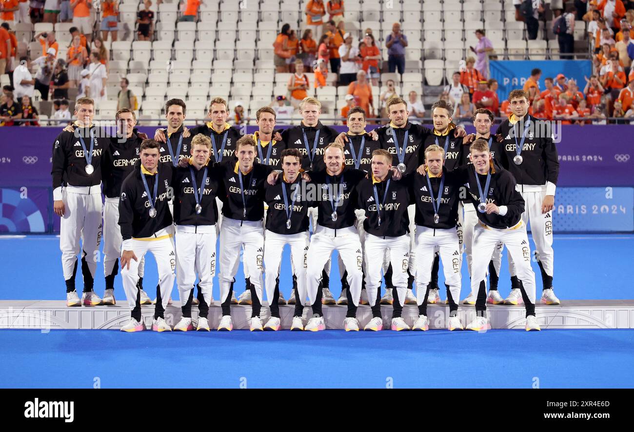 Colombes, Francia. 8 agosto 2024. La squadra tedesca di medaglie d'argento partecipa alla cerimonia della vittoria per l'hockey maschile ai Giochi Olimpici di Parigi 2024 a Colombes, Francia, 8 agosto 2024. Crediti: Ren Pengfei/Xinhua/Alamy Live News Foto Stock