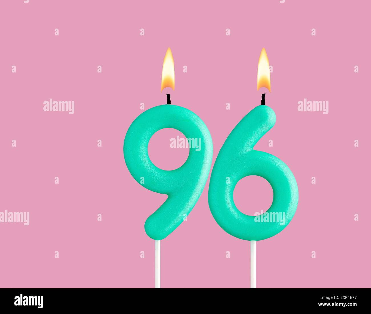 Candela verde numero 96 - biglietto di compleanno su sfondo rosa pastello Foto Stock