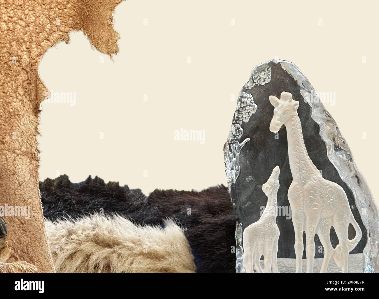 Lo spazio testuale è circondato da pellicce di animali, pelle abbronzata o statua di cuoio e scultura di due giraffe, una al bambino. Le creature selvagge suggeriscono un libro di storie. Foto Stock