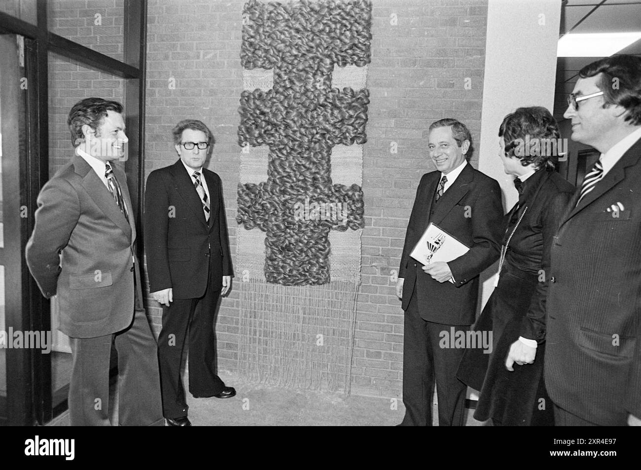 Apertura dell'edificio del fondo di assicurazione sanitaria, apertura, apertura, messa in uso, 21-12-1974, Whizgle Dutch News: immagini storiche su misura per il futuro. Esplora il passato dei Paesi Bassi con prospettive moderne attraverso le immagini delle agenzie olandesi. Colmare gli eventi di ieri con gli approfondimenti di domani. Intraprendi un viaggio senza tempo con storie che plasmano il nostro futuro. Foto Stock