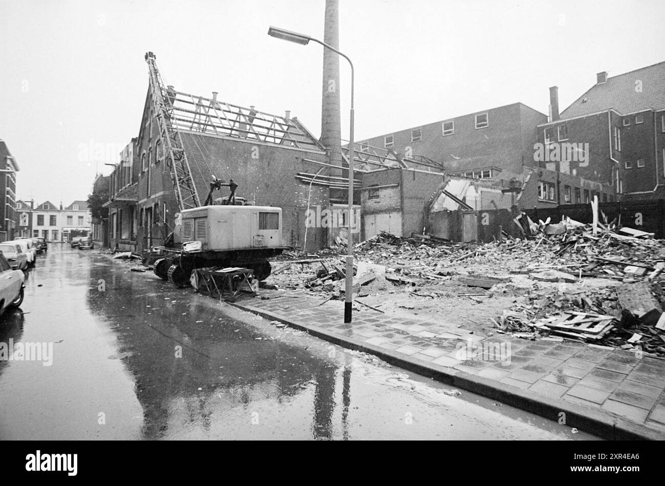 Demolizione della stamperia Spaarnestad, Haarlem, Magdalenastraat, Paesi Bassi, 00-00-1973, Whizgle Dutch News: immagini storiche su misura per il futuro. Esplora il passato dei Paesi Bassi con prospettive moderne attraverso le immagini delle agenzie olandesi. Colmare gli eventi di ieri con gli approfondimenti di domani. Intraprendi un viaggio senza tempo con storie che plasmano il nostro futuro. Foto Stock
