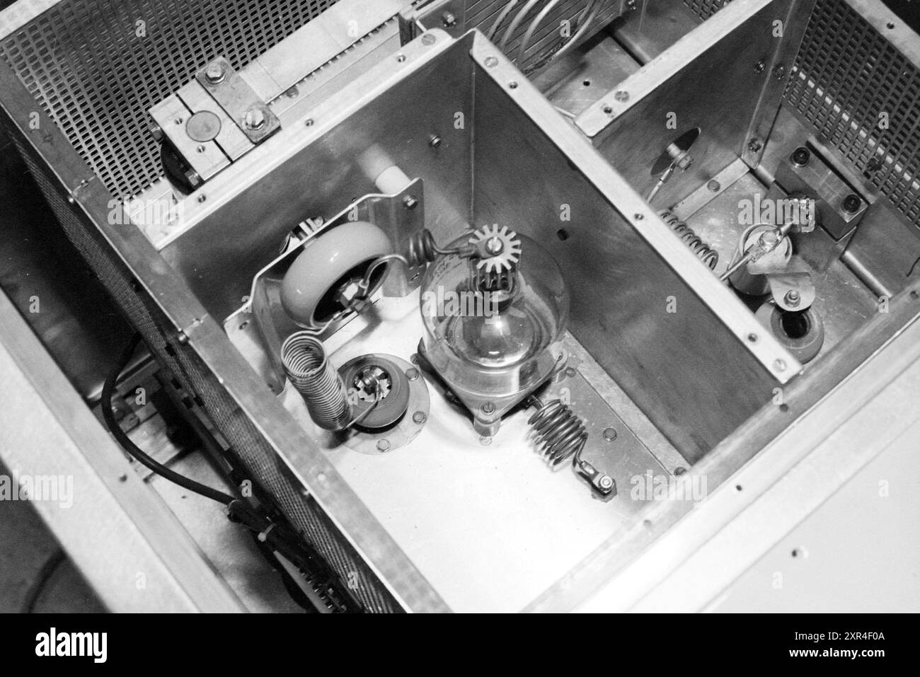 Macchine per sezioni ad alta frequenza, Colpitt, 12-11-1984, Whizgle Dutch News: Immagini storiche su misura per il futuro. Esplora il passato dei Paesi Bassi con prospettive moderne attraverso le immagini delle agenzie olandesi. Colmare gli eventi di ieri con gli approfondimenti di domani. Intraprendi un viaggio senza tempo con storie che plasmano il nostro futuro. Foto Stock