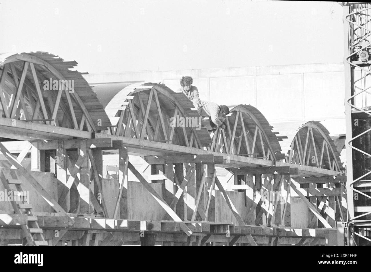 Lavori di costruzione, Whizgle Dutch News: Immagini storiche su misura per il futuro. Esplora il passato dei Paesi Bassi con prospettive moderne attraverso le immagini delle agenzie olandesi. Colmare gli eventi di ieri con gli approfondimenti di domani. Intraprendi un viaggio senza tempo con storie che plasmano il nostro futuro. Foto Stock