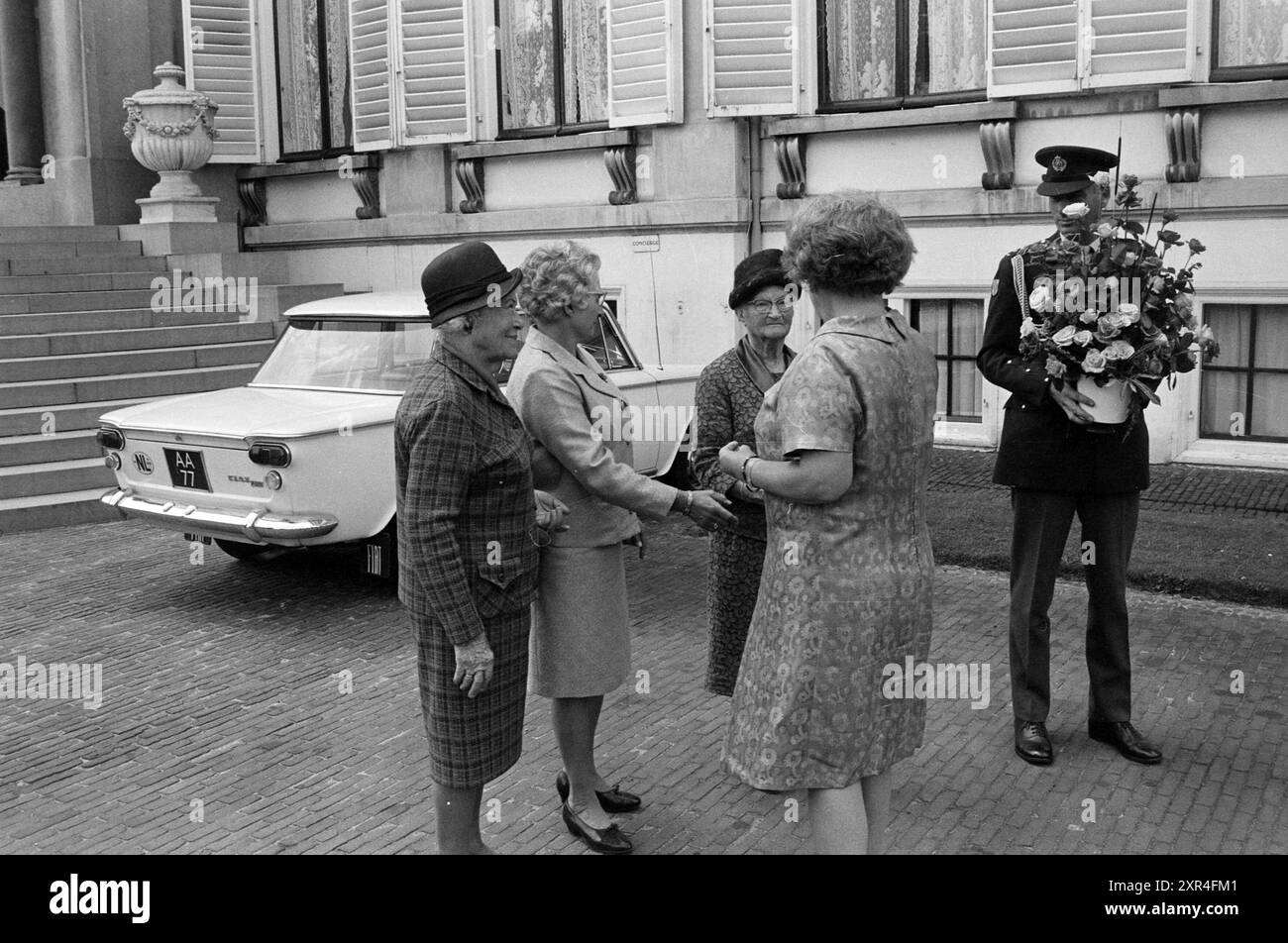 Gli anziani defile H.M., Royal Recetions and Royal Visits, 20-06-1969, Whizgle Dutch News: Immagini storiche su misura per il futuro. Esplora il passato dei Paesi Bassi con prospettive moderne attraverso le immagini delle agenzie olandesi. Colmare gli eventi di ieri con gli approfondimenti di domani. Intraprendi un viaggio senza tempo con storie che plasmano il nostro futuro. Foto Stock