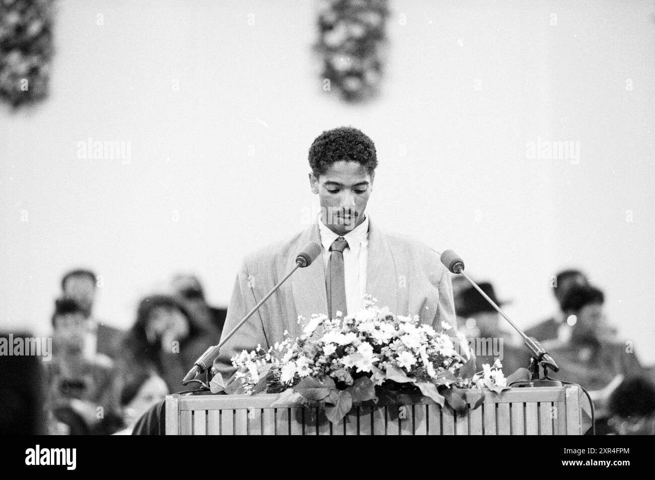 Sacro servizio in memoria delle vittime dell'incidente SLM. Tra gli oratori ci sono Ruud Gullit, Frank Rijkaard, 11-06-1989, Whizgle Dutch News: Historic Images Tailored for the Future. Esplora il passato dei Paesi Bassi con prospettive moderne attraverso le immagini delle agenzie olandesi. Colmare gli eventi di ieri con gli approfondimenti di domani. Intraprendi un viaggio senza tempo con storie che plasmano il nostro futuro. Foto Stock